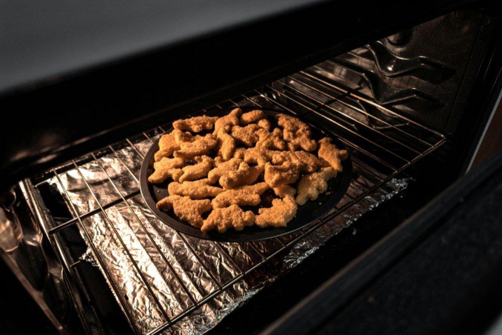 Negalite kepti orkaitėje, nes nuo lašančių riebalų viskas tampa nešvaru? Šis triukas tai pakeis! Triukas su folija