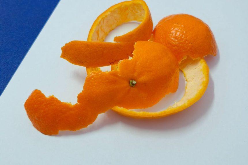 Neišmeskite apelsinų žievelių! Pasigaminkite universalią priemonę namų švarai ir gaivai