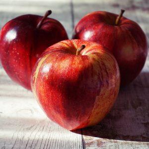 Neišmeskite obuolių žievelių: 6 idėjos, kur jas galite panaudoti