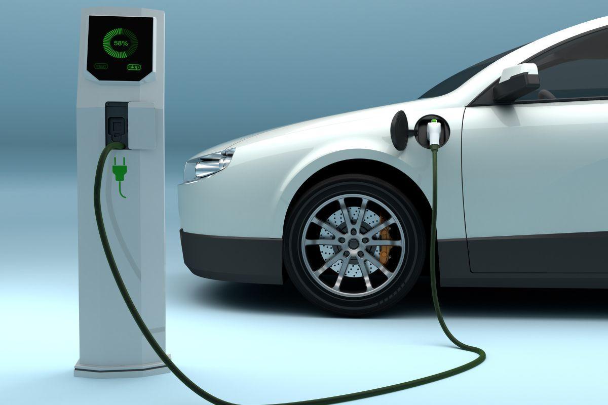 Neskubėkite pirkti elektromobilio: vieno įrenginio trūkumas gali brangiai kainuoti