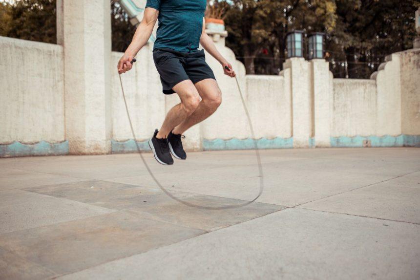 Netikėtas treniruotės efektas: 5 priežastys, kodėl šokdynės nauda lenkia bėgimą ir plaukimą!