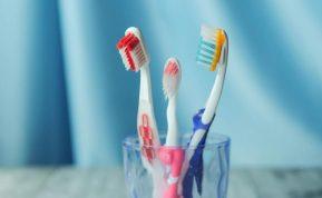 Netinkamas dantų šepetėlio laikymas gali pakenkti burnos sveikatai