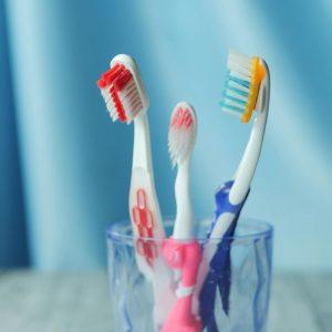 Netinkamas dantų šepetėlio laikymas gali pakenkti burnos sveikatai