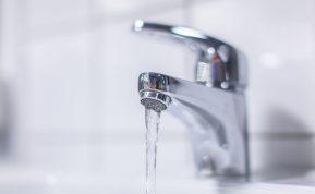 Niekada neturėjau tokio švaraus čiaupo. Tereikia vieno daikto iš virtuvės