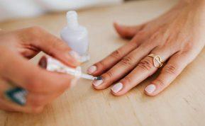 Norite, kad hibridinis nagų lakas laikytųsi ilgiau? Neignoruokite šių ženklų