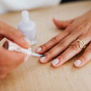 Norite, kad hibridinis nagų lakas laikytųsi ilgiau? Neignoruokite šių ženklų