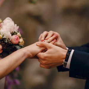 Nuotaka ketino pasakyti „taip“. Tada jaunikis prie altoriaus pakvietė kitą moterį