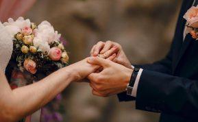 Nuotaka ketino pasakyti „taip“. Tada jaunikis prie altoriaus pakvietė kitą moterį