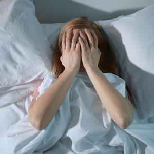 Pabundate vidury nakties ir nebegalite užmigti? Venkite šių klaidų