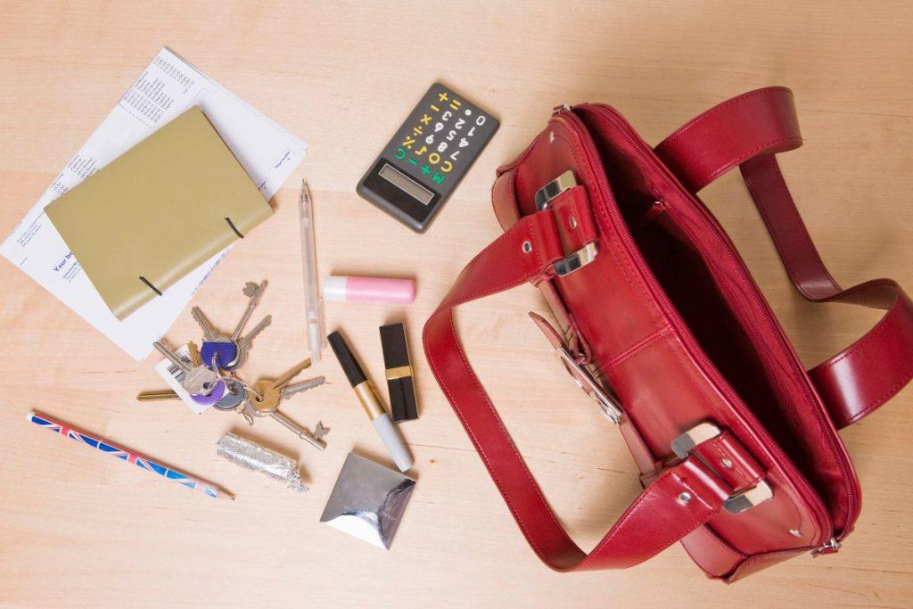 Padarykite šį vieną dalyką ir jūsų rankinė pagaliau bus tvarkinga! Kaip sutvarkyti daiktus rankinėje