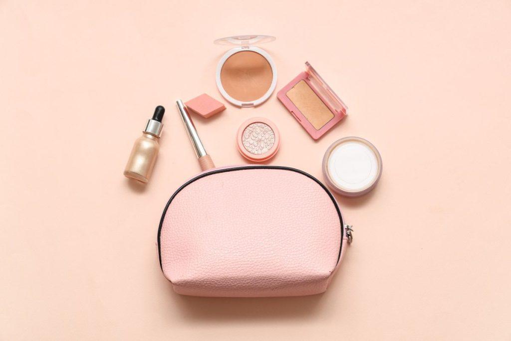 Padarykite šį vieną dalyką ir jūsų rankinė pagaliau bus tvarkinga! Maži dėkliukai ar nedidelės kosmetinės