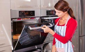 Padėkite tabletę ant orkaitės stiklo ir užpilkite vandeniu. Net ir be šveitimo atrodys kaip naujas