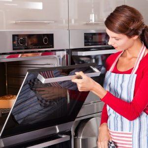 Padėkite tabletę ant orkaitės stiklo ir užpilkite vandeniu. Net ir be šveitimo atrodys kaip naujas