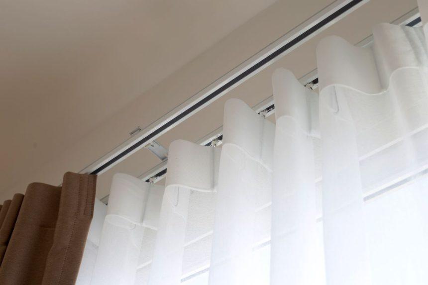 Pamerkite užuolaidas į šį mišinį ir palikite 15 minučių. Jos taps sniego baltumo, kaip naujos net be jokių pastangų!