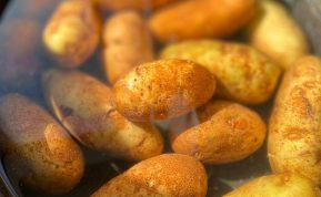 Pamirkykite bulves šaltame sūriame vandenyje. Šis triukas suteiks tobulą skonį