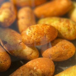 Pamirkykite bulves šaltame sūriame vandenyje. Šis triukas suteiks tobulą skonį