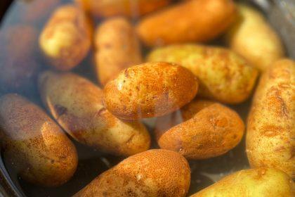 Pamirkykite bulves šaltame sūriame vandenyje. Šis triukas suteiks tobulą skonį