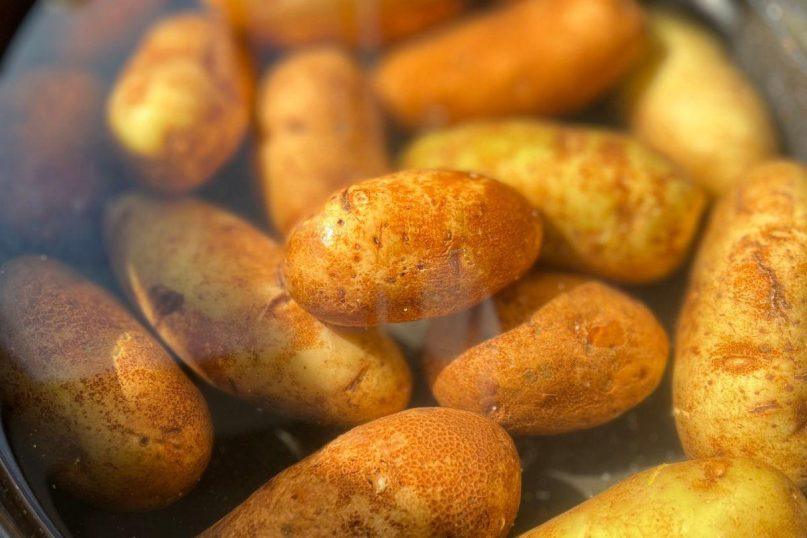 Pamirkykite bulves šaltame sūriame vandenyje. Šis triukas suteiks tobulą skonį