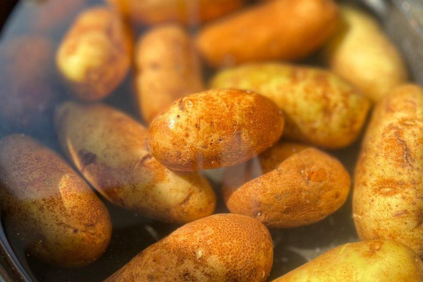 Pamirkykite bulves šaltame sūriame vandenyje. Šis triukas suteiks tobulą skonį