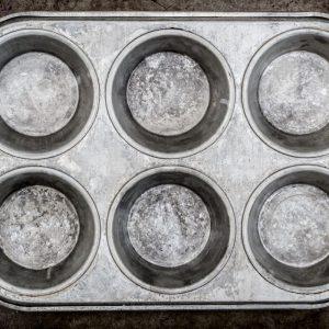 Paprasta priemonė už kelis eurus atgaivins net senas skardas iki blizgesio