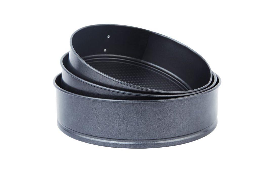 Paprasta priemonė už kelis eurus atgaivins net senas skardas iki blizgesio. Emaliuotų skardų valymas