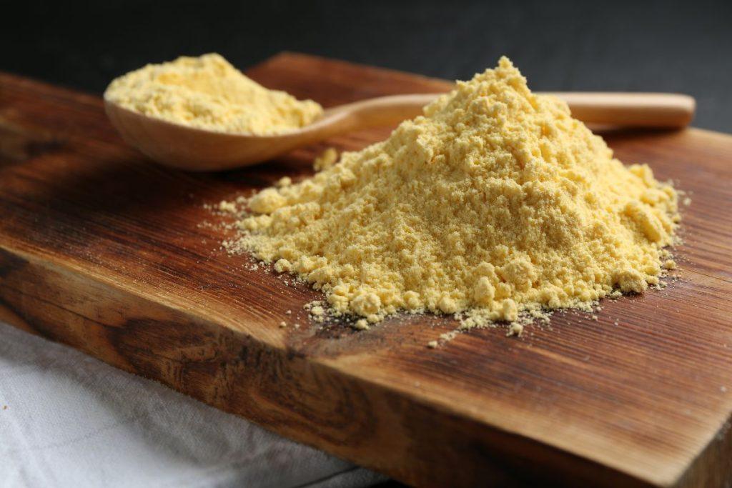 Paprasta priemonė už kelis eurus atgaivins net senas skardas iki blizgesio. Kukurūzų miltai valymui