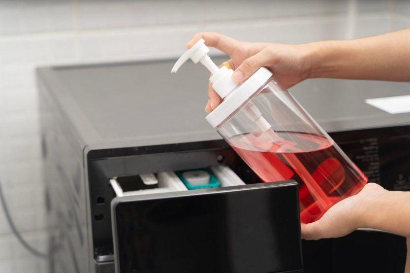 Paprasta skalbimo mašinos stalčiaus valymo procedūra - dings ir pelėsis, ir kalkės!