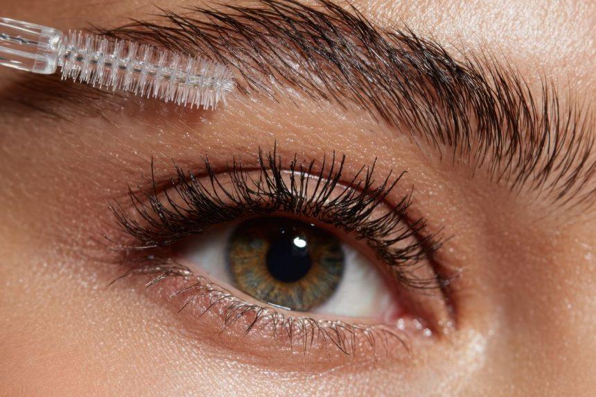 Paprasti būdai, kurie padės užsiauginti gražius antakius