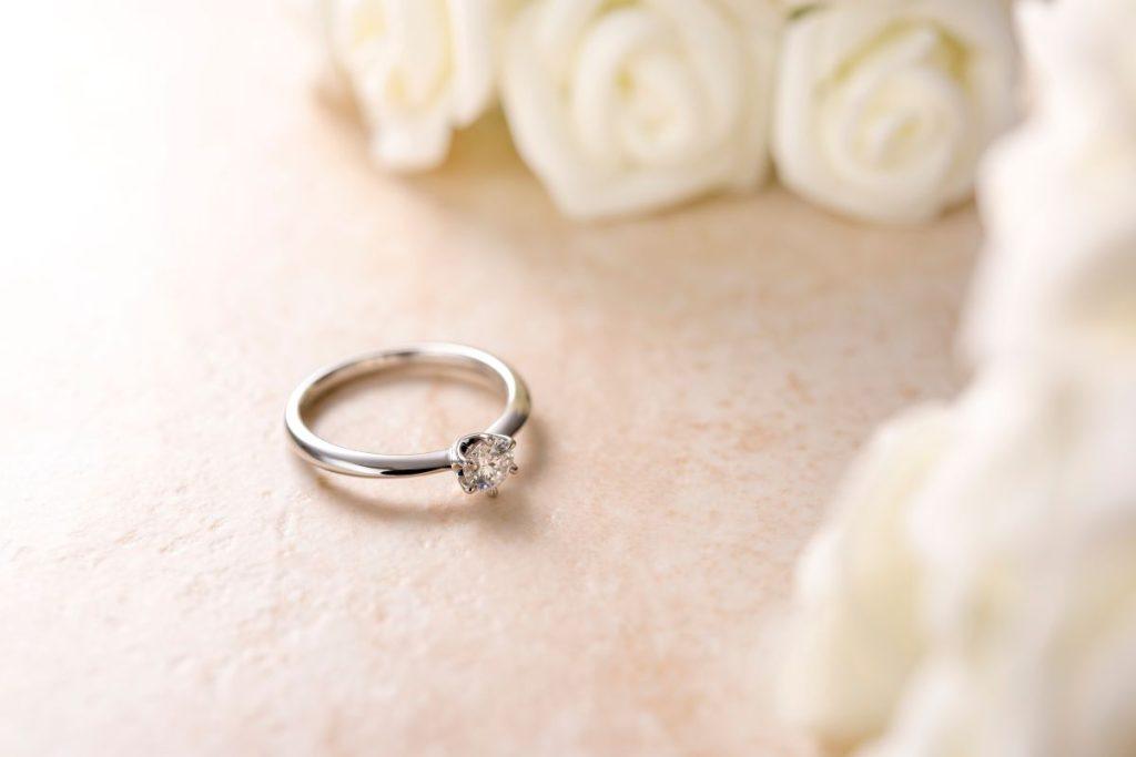 Papuošalai, tinkantys visoms moterims - tiek dvidešimtmetėms, tiek keturiasdešimtmetėms. Klasikinis žiedas