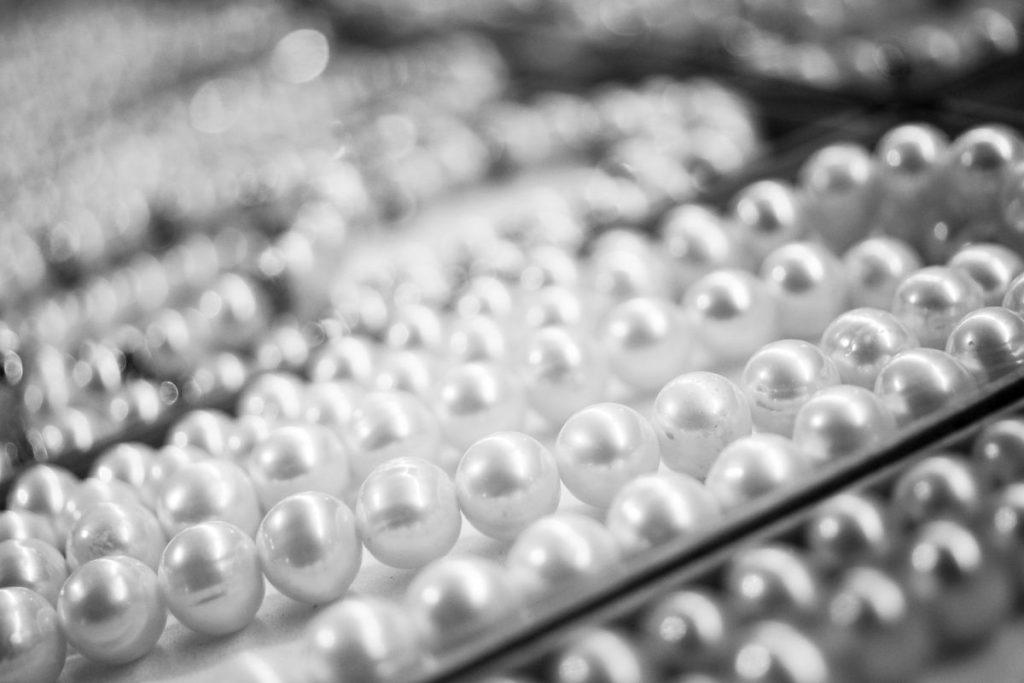 Papuošalai, tinkantys visoms moterims - tiek dvidešimtmetėms, tiek keturiasdešimtmetėms. Perlų vėrinys