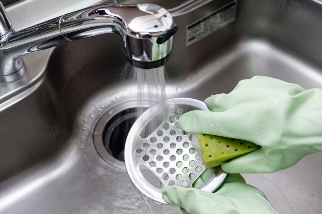 Pasidalijo auksiniais patarimais kaip efektyviai išvalyti virtuvę. Įrankių ir prietaisų valymas