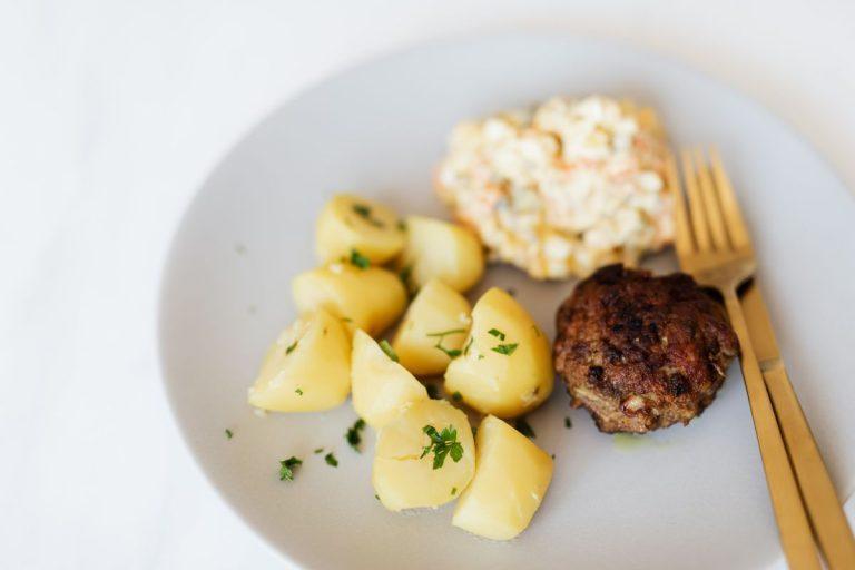 Pasigaminkite tobulus kotletus: pamirškite džiūvėsėlius, su šiuo ingredientu skirtumas bus akivaizdus! Patarimai kaip kepti