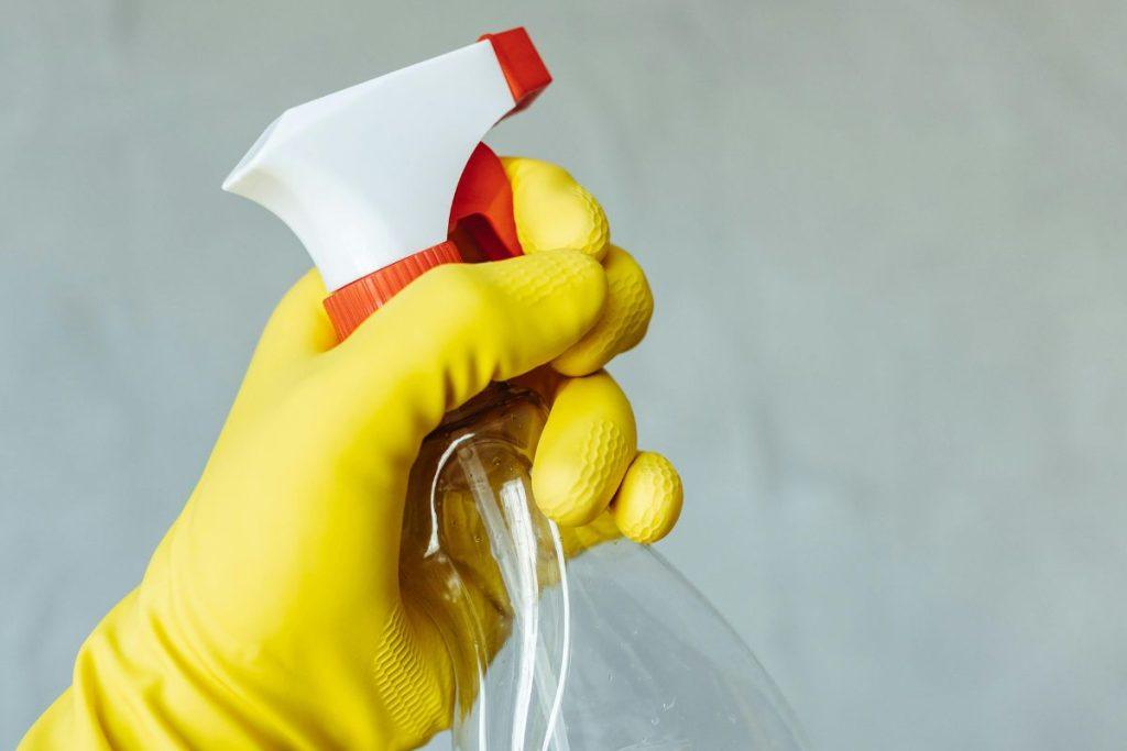 Pasinaudokite šio pigiausio gaminio galia ir atsisveikinkite su pelėsiu ant langų! Acto tirpalas