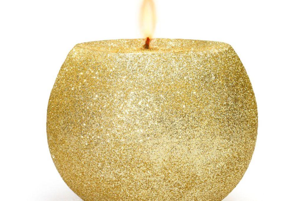 Pasirinkite žvakę ir sužinokite pagrindinius savo asmenybės bruožus. Auksinė žvakė