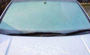 Pasiruoškite šalnoms iš anksto: naminė priemonė padės greitai nuvalyti užšalusius langus