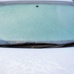 Pasiruoškite šalnoms iš anksto: naminė priemonė padės greitai nuvalyti užšalusius langus