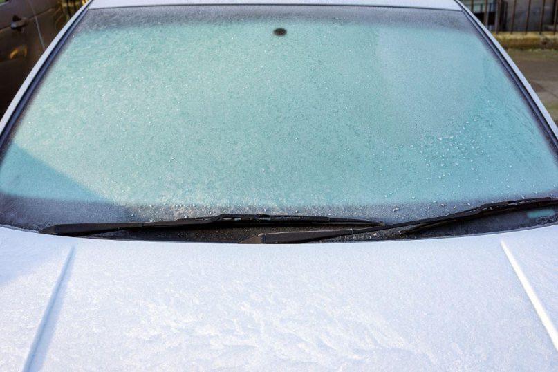 Pasiruoškite šalnoms iš anksto: naminė priemonė padės greitai nuvalyti užšalusius langus