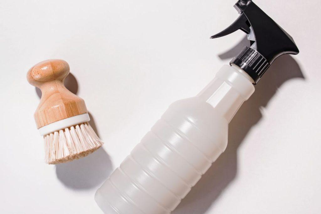 Pasiruoškite šalnoms iš anksto: naminė priemonė padės greitai nuvalyti užšalusius langus. Naminis acto purškalas