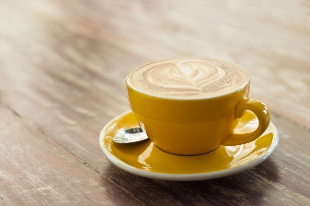 Paskatinkite metabolizmą ir sustiprinkite imuninę sistemą su šia auksine kava! Auksinė latte kava su ciberžole