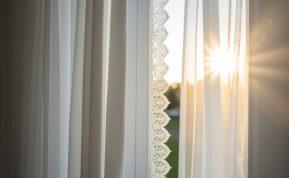 Paskutinė minutė išskalbti užuolaidas prieš Kalėdas! Šis triukas padės jas išbalinti labai greitai!