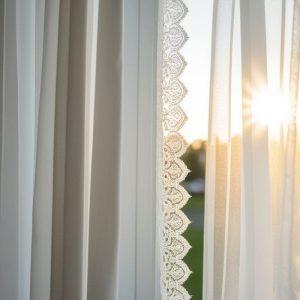 Paskutinė minutė išskalbti užuolaidas prieš Kalėdas! Šis triukas padės jas išbalinti labai greitai!