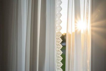 Paskutinė minutė išskalbti užuolaidas prieš Kalėdas! Šis triukas padės jas išbalinti labai greitai!