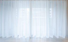 Patarimai norintiems akinančiai baltų užuolaidų: jos bus kaip naujos!