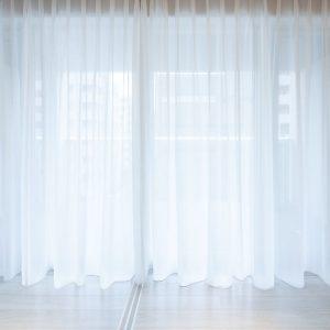 Patarimai norintiems akinančiai baltų užuolaidų: jos bus kaip naujos!