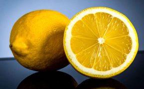 Patikrinkite, kodėl verta dėti perpjautą citriną į orkaitę – rezultatas puikus