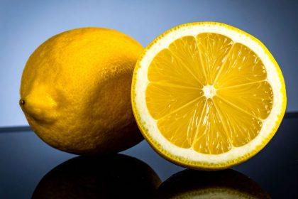 Patikrinkite, kodėl verta dėti perpjautą citriną į orkaitę – rezultatas puikus