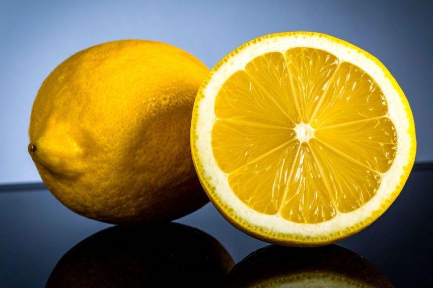 Patikrinkite, kodėl verta dėti perpjautą citriną į orkaitę – rezultatas puikus