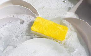 Penki populiariausi būdai, kaip atkurti patamsėjusių emaliuotų indų baltumą