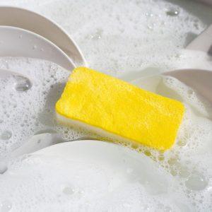 Penki populiariausi būdai, kaip atkurti patamsėjusių emaliuotų indų baltumą