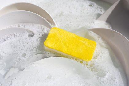 Penki populiariausi būdai, kaip atkurti patamsėjusių emaliuotų indų baltumą